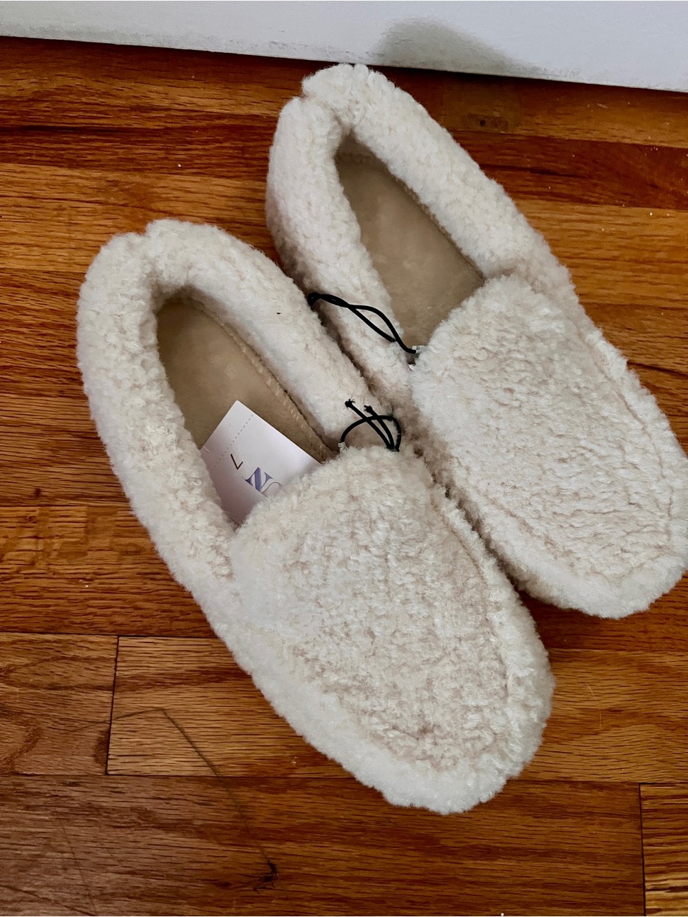 Joyspun Cozy Moccasin Slippers – Cream – Size 7 – Brand New With Tags